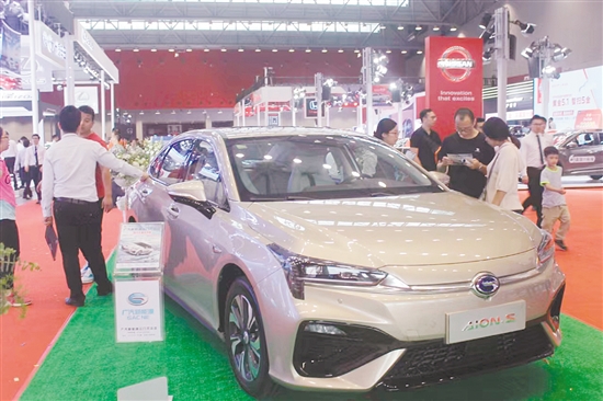 很多消費(fèi)者在“五一”車展上買到了心儀的靚車。