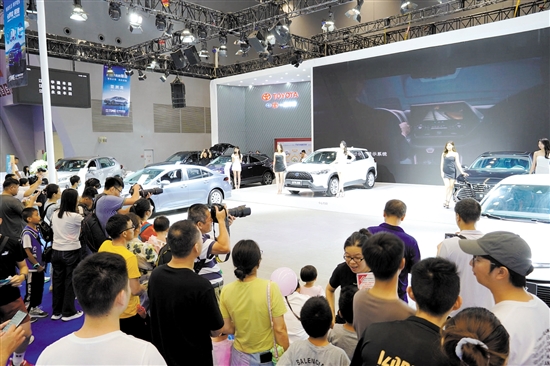 往屆車展的車模、靚車總能吸引攝影發(fā)燒友的“長(zhǎng)槍短炮”。