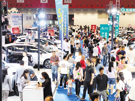 車展現(xiàn)場人氣旺。