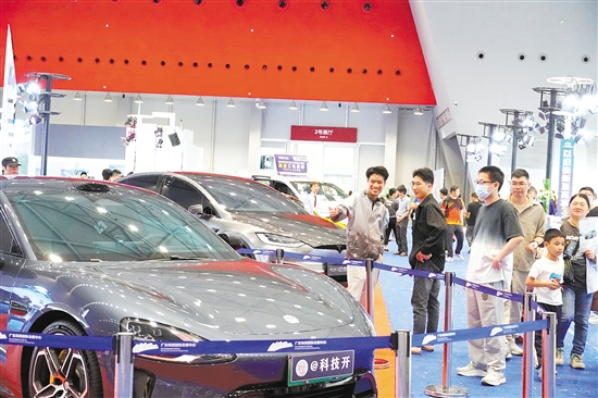 眾多新車現(xiàn)場亮相。