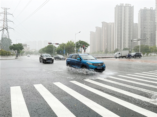 雨天行車，雨水會阻礙駕駛?cè)说囊暰€，要注意減速慢行。