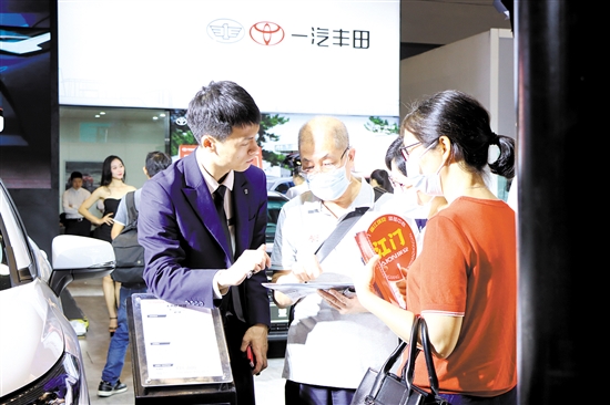 “五一”車展期間，購(gòu)車客戶就非常關(guān)心補(bǔ)貼問(wèn)題。