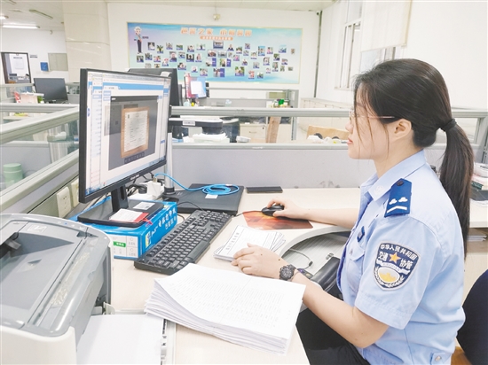 車管所網(wǎng)辦中心工作人員在對(duì)用戶提交的資料進(jìn)行審核。