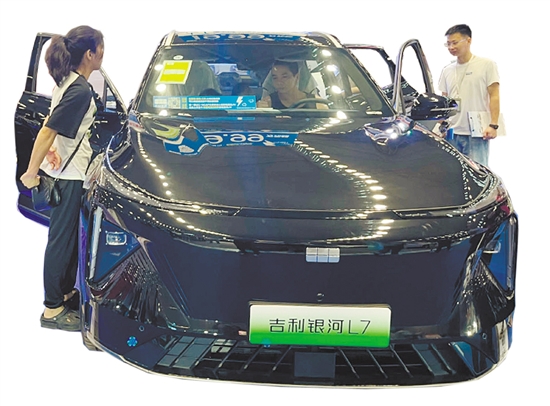 以舊換新政策的出臺(tái)，吸引不少消費(fèi)者前往4S店看車、買車。