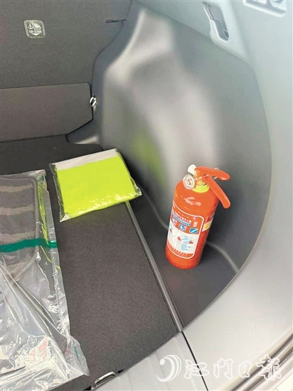 車(chē)內(nèi)要配備有效滅火器。