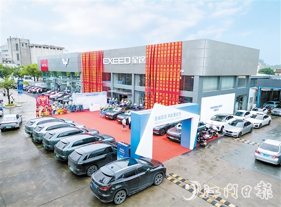 該中心集汽車銷售、售后維修、保養(yǎng)、二手車置換、店內(nèi)上牌于一體，方便消費者看車買車。