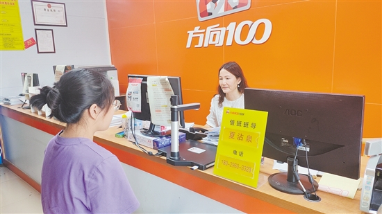 高考結(jié)束后，很多考生前往駕校報考駕照。