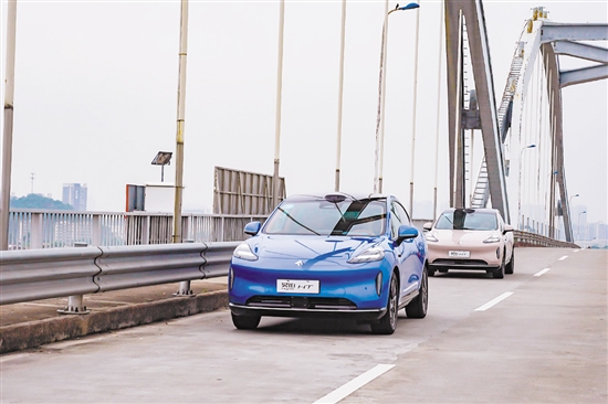 整個試駕過程，2024款昊鉑HT都沿著預設路線通過城市NDA智駕領航輔助自主駕駛。