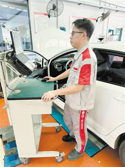 4S店工作人員在處理召回汽車事宜。