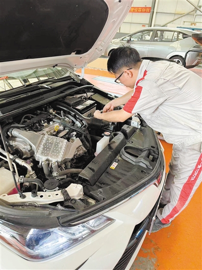 建議駕駛?cè)顺鲂星?，仔?xì)檢查車(chē)輛情況。