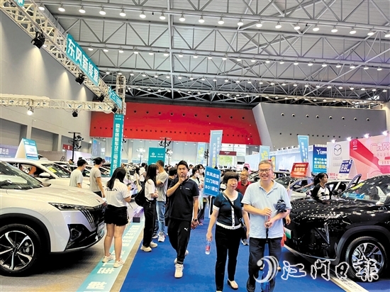 “五一”車展人氣旺，現(xiàn)場成交給力。