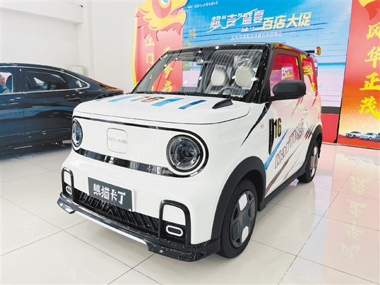 吉利熊貓卡丁采用了小方盒子造型，整體十分具有辨識(shí)度。