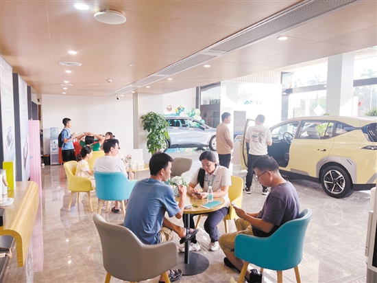 消費(fèi)者在購車簽訂合同時要多留心。