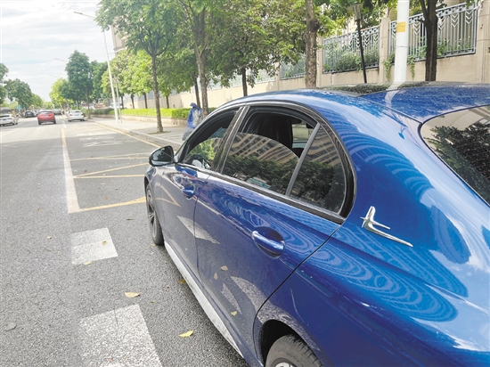 汽車(chē)經(jīng)過(guò)暴曬后，應(yīng)先把所有車(chē)窗打開(kāi)。