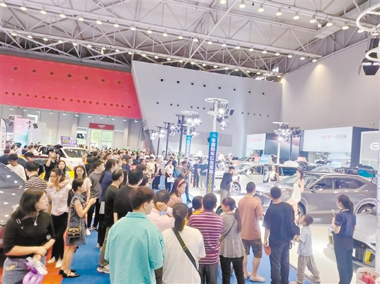 本報(bào)往屆車展人氣旺。