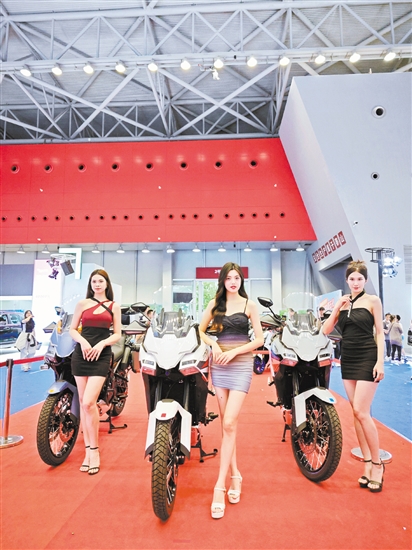 回顧本報(bào)往屆車展，不乏美女模特身影。