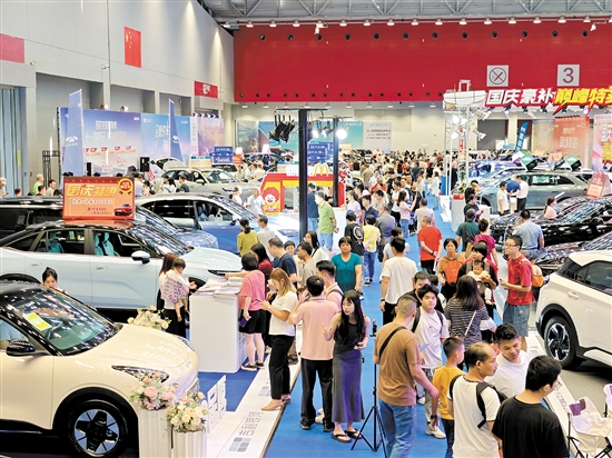 本報(bào)“十一”車展人氣旺。