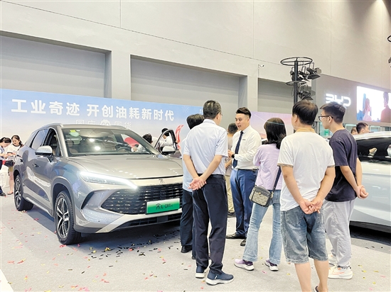 銷售人員向市民講解車型亮點(diǎn)。