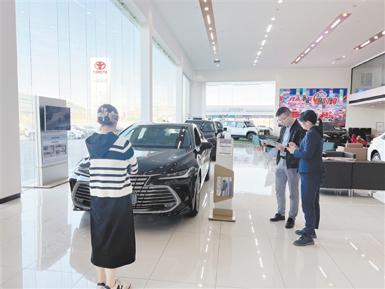 江門不少汽車經(jīng)銷商積極開展降價促銷活動，吸引消費者購車。