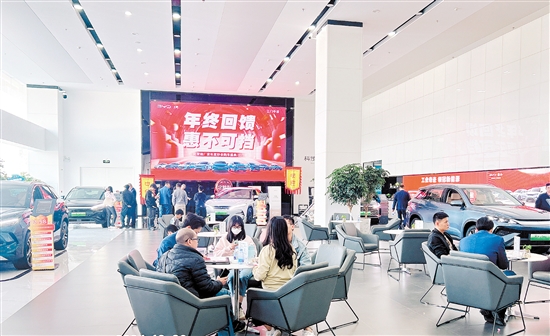 進(jìn)入12月以來，不少汽車經(jīng)銷商陸續(xù)迎來買車過年的客戶。