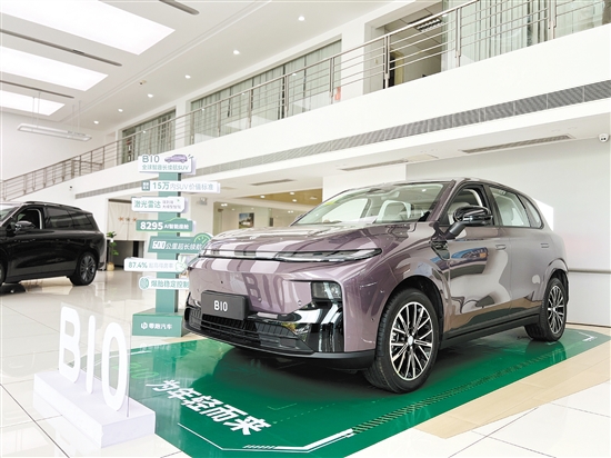 零跑B10外觀時(shí)尚運(yùn)動(dòng)。