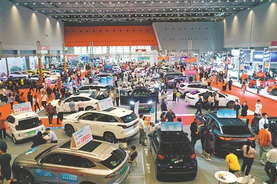 本報(bào)歷屆車展吸引許多市民看車、買車。