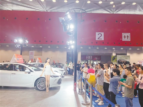 靚麗車模成為車展看點。