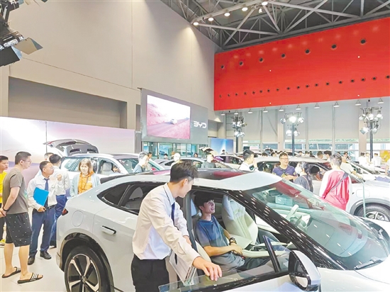 市民體驗車展的新款車型。