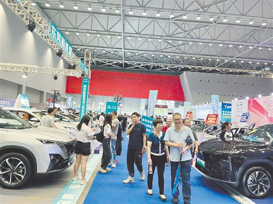 往屆車展現(xiàn)場都十分熱鬧。