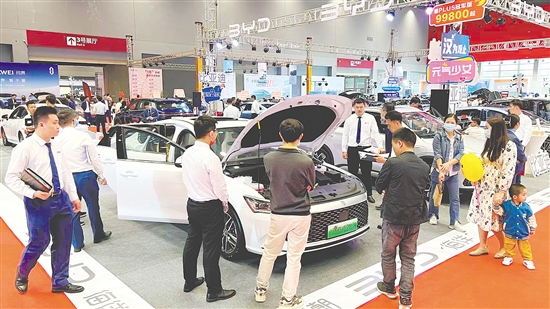 本報往屆車展設(shè)置的新能源汽車展區(qū)受消費(fèi)者歡迎。