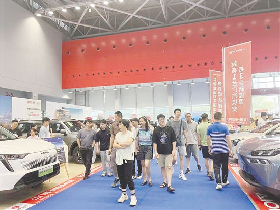 本報(bào)舉辦的大型車展歷來吸引許多市民的目光。