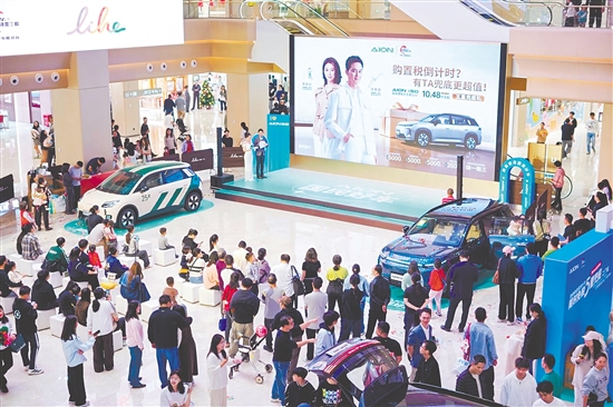 新能源汽車(chē)吸引許多消費(fèi)者目光。