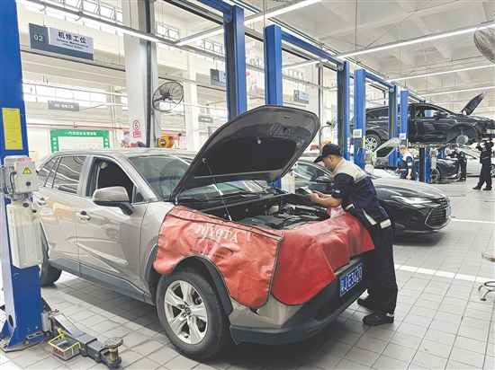 春節(jié)臨近，許多車主都去4S店進(jìn)行汽車保養(yǎng)。
