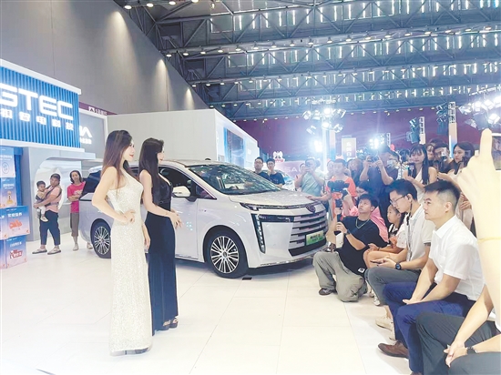 靚麗車模總會成為車展亮點(diǎn)。