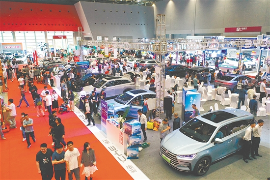 回顧歷屆本報(bào)車展，新車、特價(jià)車吸引了消費(fèi)者的目光。